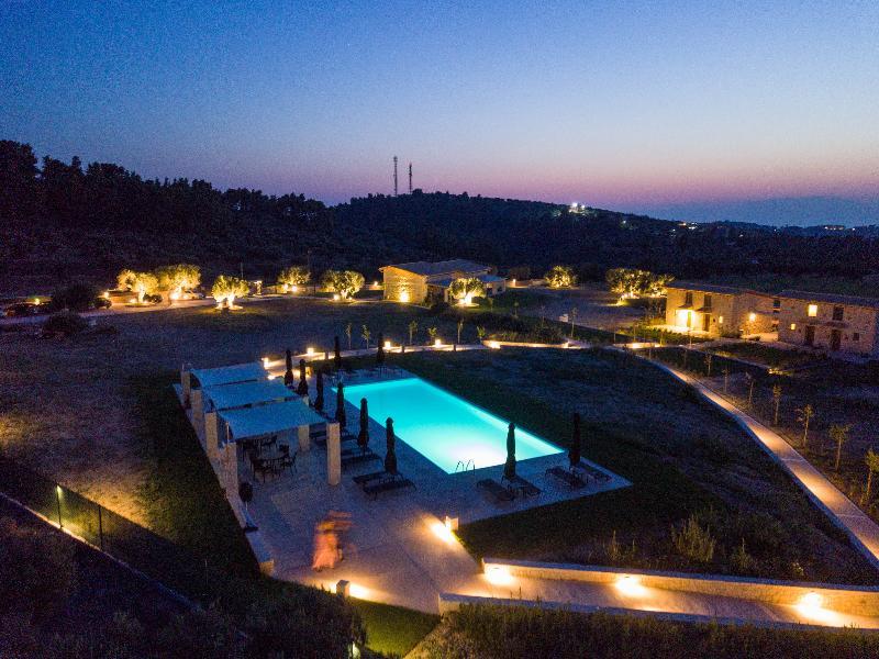 Mint Retreat Suites (Adults Only) Kalandra 외부 사진